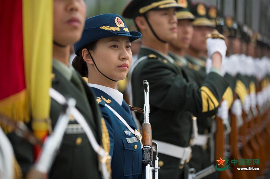 三軍儀仗隊女兵中隊，展現(xiàn)新時代巾幗英雄風(fēng)采，三軍儀仗隊女兵中隊，新時代巾幗英雄的風(fēng)采展現(xiàn)