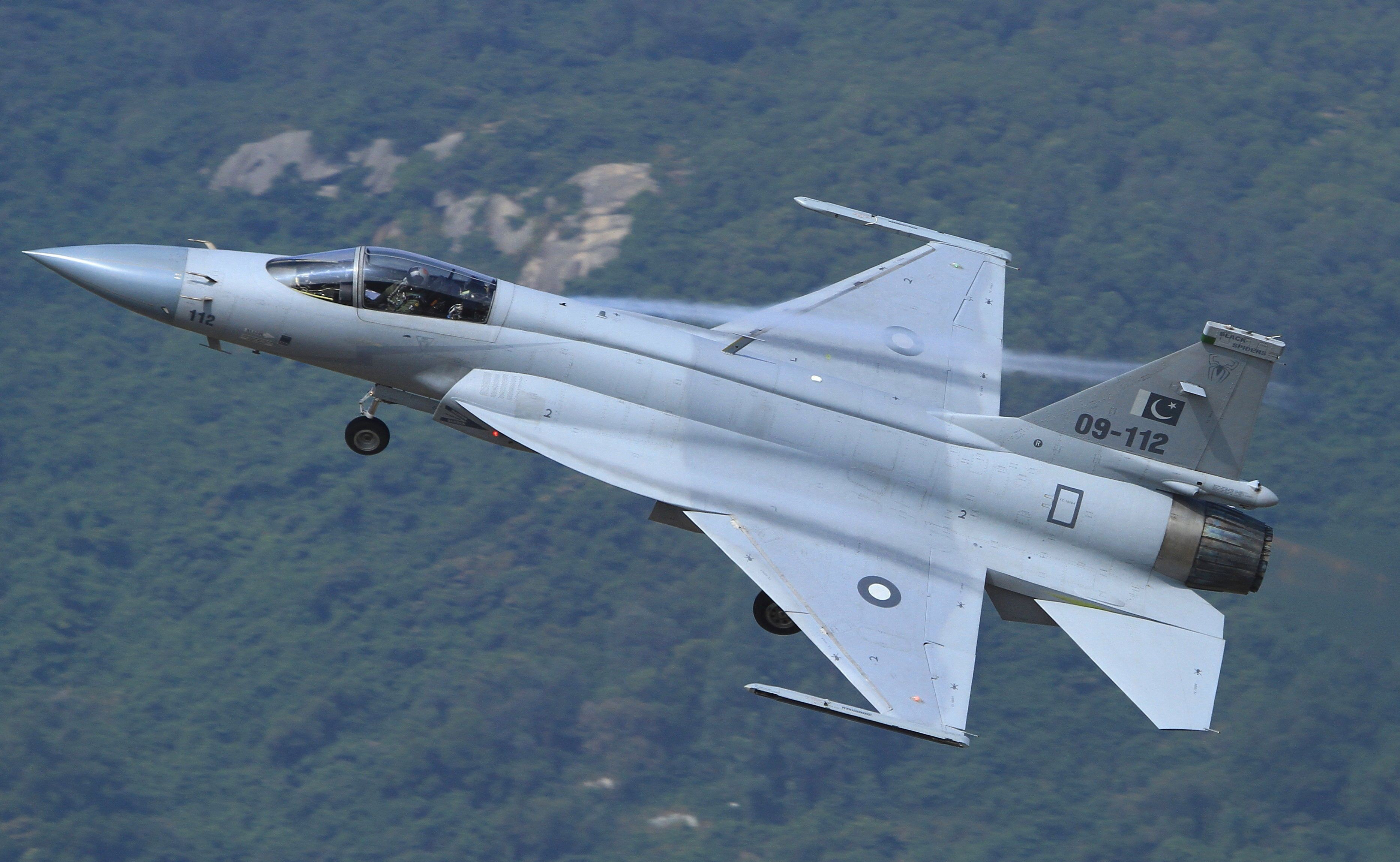 梟龍戰(zhàn)斗機(jī)圖片，展現(xiàn)中國空軍力量的驕傲，梟龍戰(zhàn)斗機(jī)風(fēng)采，中國空軍力量的驕傲圖片展示