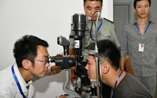 軍校近視眼能否報考？解讀相關(guān)政策和注意事項(xiàng)，軍校近視眼報考政策解讀及注意事項(xiàng)指南