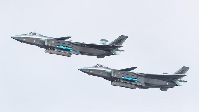 揭秘殲-20圖片，中國五代戰(zhàn)機的卓越風采，揭秘殲-20五代戰(zhàn)機卓越風采，戰(zhàn)機實拍圖展示中國力量