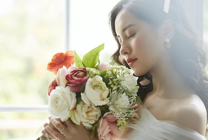 如何吸引男性目光，讓他對你上癮——深度解析女性魅力之道，深度解析女性魅力，吸引男性目光，讓其對你上癮的秘訣