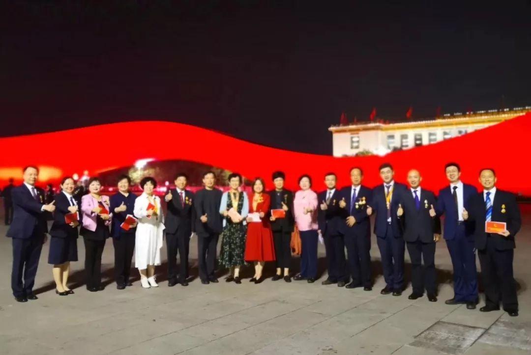 回顧歷史，見(jiàn)證輝煌——2019年國(guó)慶閱兵視頻，回顧歷史輝煌，見(jiàn)證時(shí)代榮光——國(guó)慶閱兵盛典回顧視頻