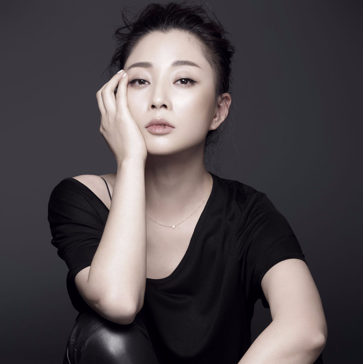 殷桃，43歲的魅力不減，近照展現(xiàn)歲月優(yōu)雅，殷桃，43歲魅力依舊，歲月雕琢優(yōu)雅近照展現(xiàn)風采
