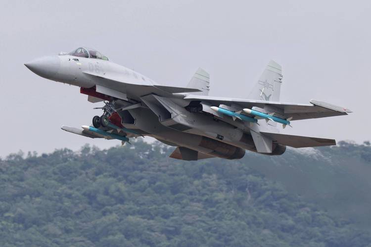 殲-15T，新一代艦載戰(zhàn)斗機的優(yōu)勢與挑戰(zhàn)，殲-15T新一代艦載戰(zhàn)斗機的優(yōu)勢與挑戰(zhàn)解析