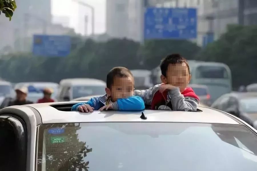 男孩冒險行為警示，15秒內(nèi)兩次將半個身子探出車窗，男孩冒險行為警示，車窗探身危險，15秒內(nèi)連續(xù)兩次驚險瞬間