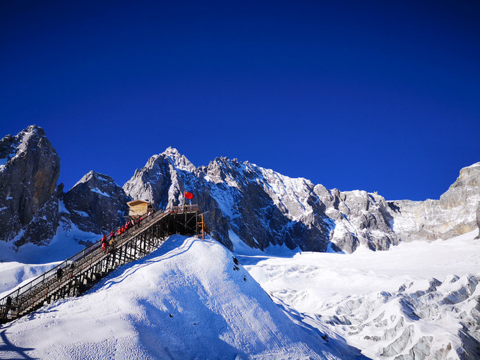 玉龍雪山簡(jiǎn)介——探尋云南的壯麗奇景，玉龍雪山簡(jiǎn)介，探尋云南壯麗奇景之旅