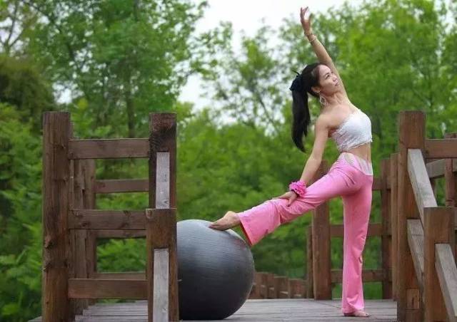 女人長(zhǎng)期練瑜伽的危害，深入了解與注意事項(xiàng)，女人長(zhǎng)期練瑜伽的危害解析及注意事項(xiàng)指南