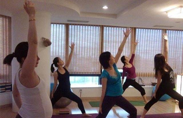 關(guān)曉彤十個(gè)月懷孕照片，熱議背后的真相探索，關(guān)曉彤懷孕熱議背后的真相探索，十個(gè)月孕期照片揭秘