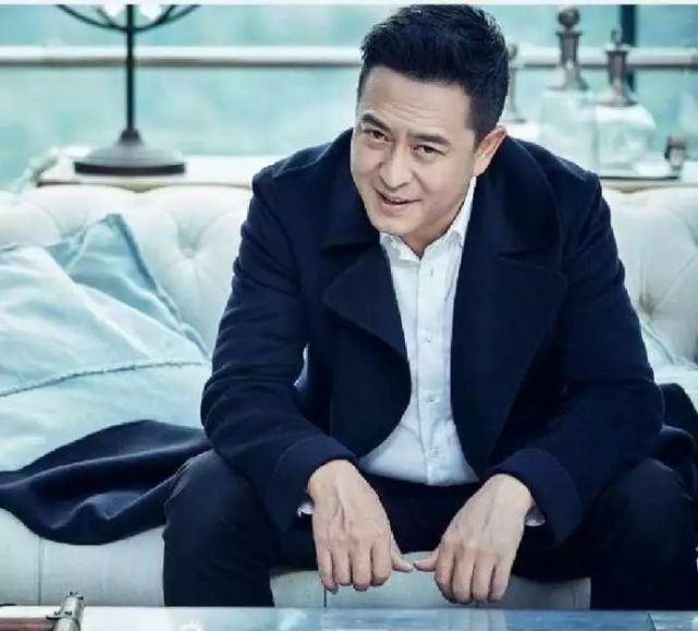 張嘉譯老婆王海燕資料，一位才華橫溢的女士的全方位介紹，張嘉譯妻子王海燕，才華橫溢的女士全方位介紹