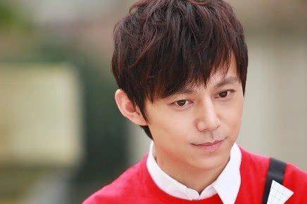 何炅年輕時(shí)的照片，時(shí)光倒流，回憶青春歲月，何炅年輕時(shí)的照片，時(shí)光倒流，青春歲月的美好回憶