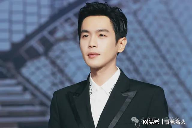 男明星的圖片，帥氣與魅力并存的風(fēng)采展示，男明星風(fēng)采，帥氣與魅力并存的照片展示