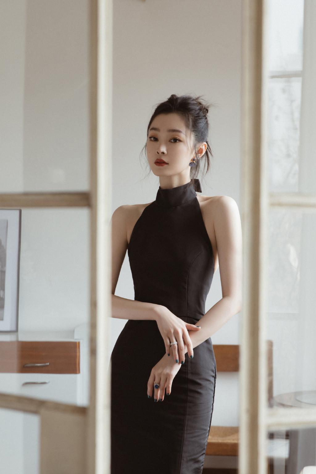 劉亦菲微博之夜禮服，璀璨奪目，盡顯優(yōu)雅風(fēng)采，劉亦菲微博之夜禮服，璀璨展現(xiàn)優(yōu)雅風(fēng)采