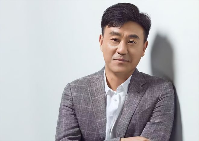 演員何冰個(gè)人資料，一位備受矚目的演藝人才，演員何冰個(gè)人資料揭秘，備受矚目的演藝界人才風(fēng)采展露無(wú)遺