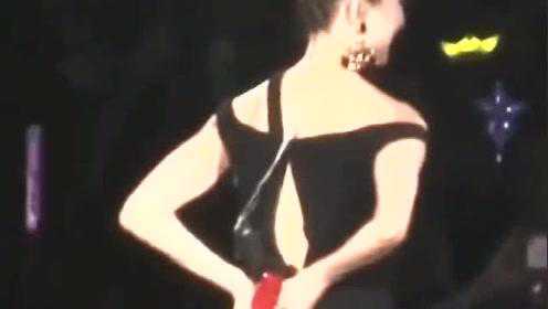 明星演出遭遇尷尬瞬間，衣服突然掉落揭秘，明星演出尷尬瞬間，衣物意外掉落背后的故事