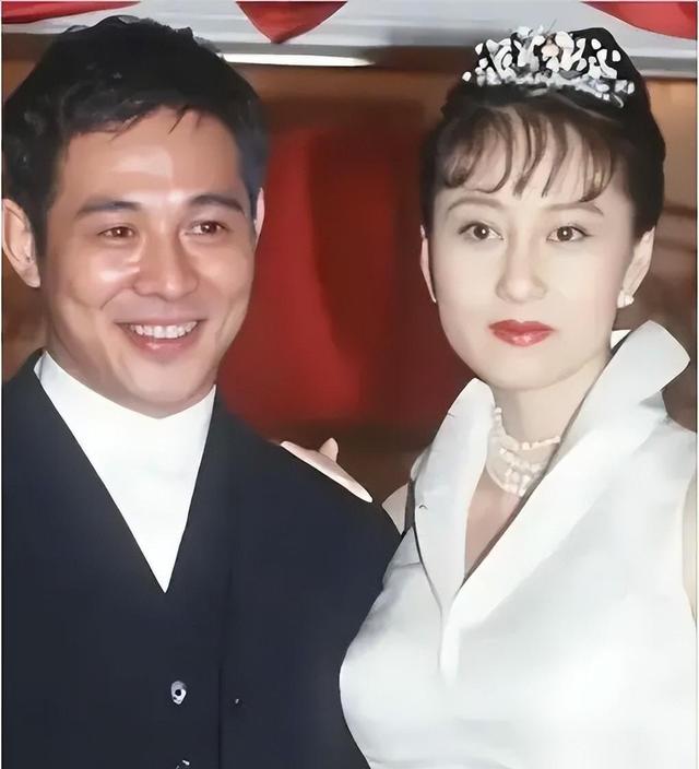 李連杰個人資料及妻子揭秘，李連杰個人生活揭秘，妻子背景大揭秘