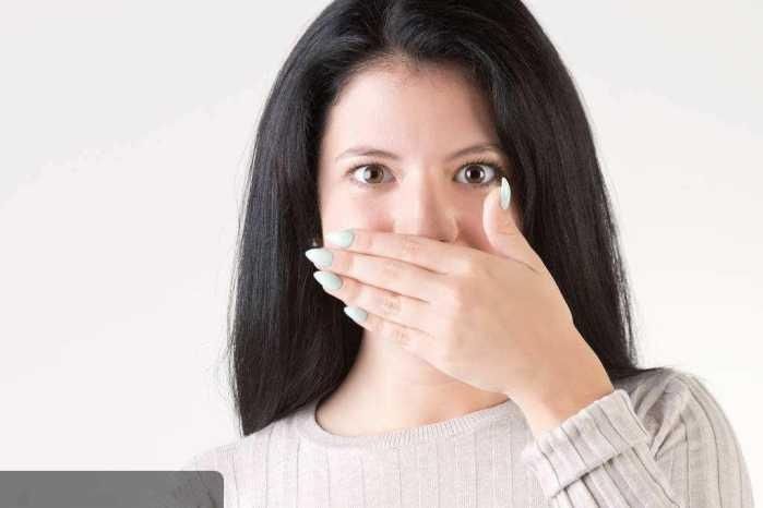 女人長(zhǎng)期口臭的原因及其解決方法，女人長(zhǎng)期口臭成因與解決方案