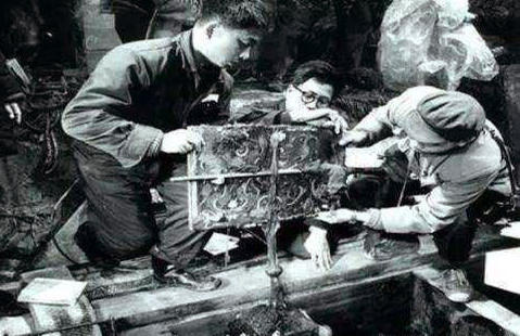 挖掘定陵人員下場悲慘，背后的故事與反思，定陵挖掘人員命運(yùn)悲劇，背后的故事與反思