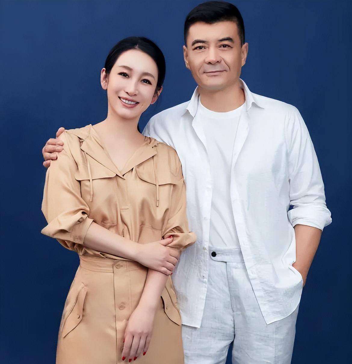 秦海璐老公王新軍簡介，一位才華橫溢的演員與導(dǎo)演，秦海璐老公王新軍，演員與導(dǎo)演的才華橫溢簡介