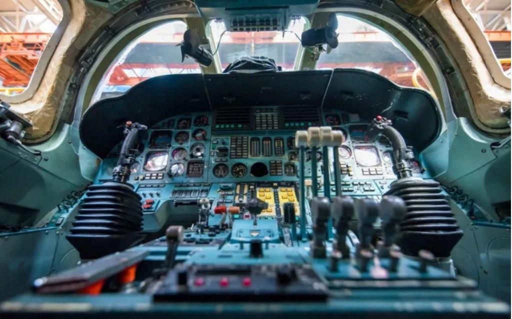 圖-160轟炸機(jī)，深入解析俄羅斯空中巨無(wú)霸的卓越性能與戰(zhàn)略價(jià)值，俄羅斯空中巨無(wú)霸，圖-160轟炸機(jī)的卓越性能與戰(zhàn)略價(jià)值解析