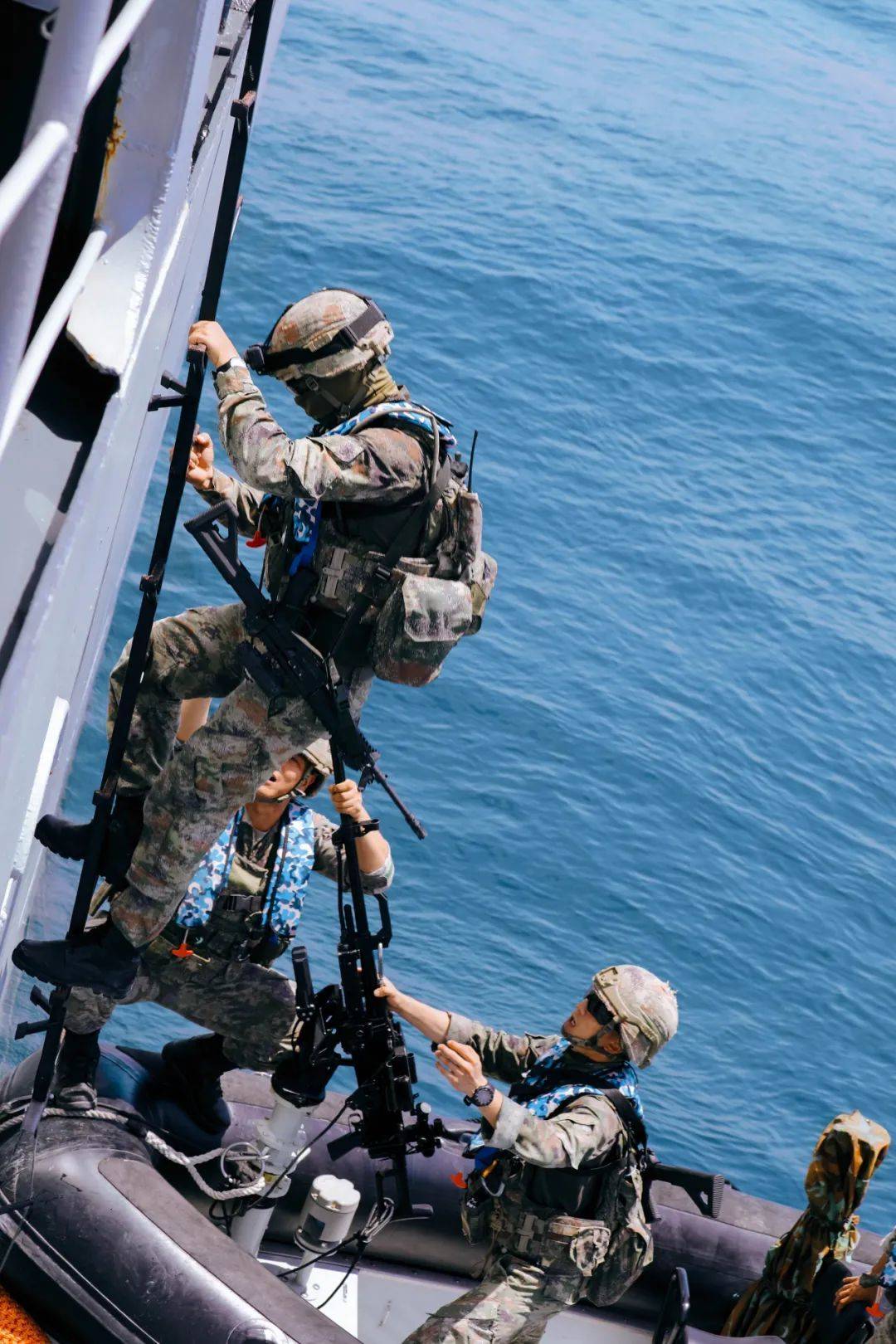 海軍陸戰(zhàn)隊，英勇無畏，榮耀使命，海軍陸戰(zhàn)隊，英勇使命，榮耀無畏