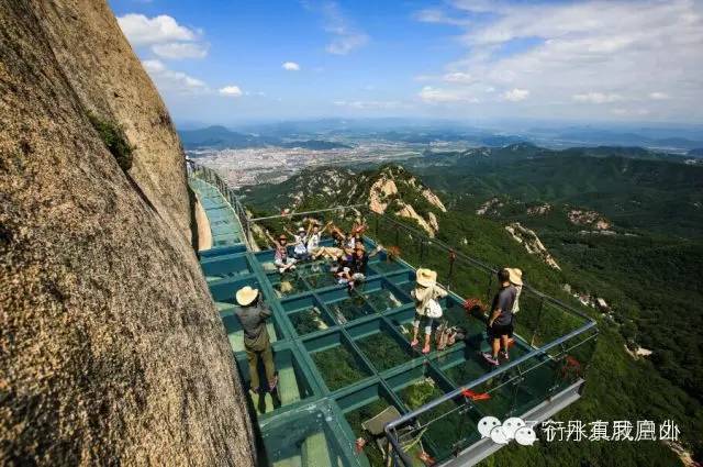 丹東鳳凰山玻璃棧道，穿越山林，體驗(yàn)極致驚險(xiǎn)之旅，丹東鳳凰山玻璃棧道，山林穿越的驚險(xiǎn)之旅